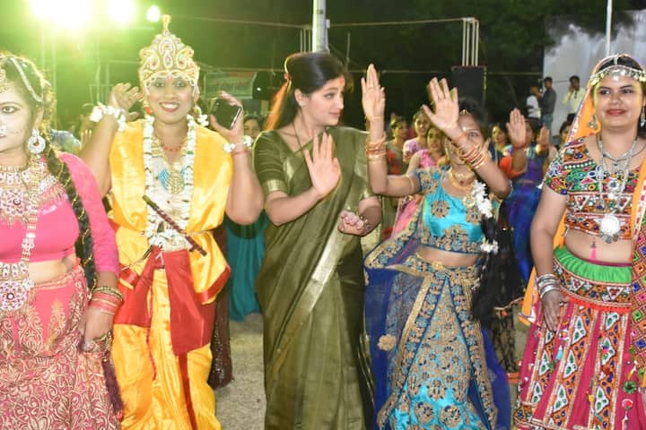 हॉटेल महफिलच्या गार्डनमध्ये दांडिया प्रशिक्षण सुरु आहे. काल (02 ऑक्टोबर) याठिकाणी आमदार रवी राणा यांच्या पत्नी नवनीत कौर राणा यांनी हजेरी लावत दांडिया नृत्यही केलं. 