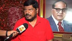 गुलाम म्हणून शिवसेना-भाजपसोबत राहणार नाही, युतीत जागा न मिळाल्याने आठवले नाराज