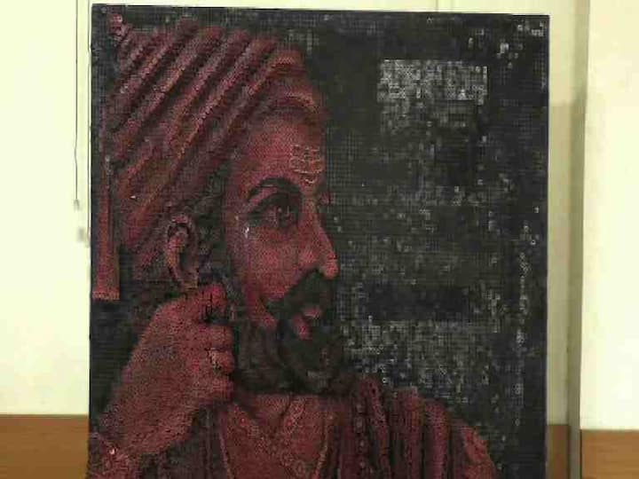 चंद्रपूरच्या बल्लारपूर शहरातील अभियंता युवतीने एका अनोख्या पद्धतीने थक्क करणारी कलाकृती साकारली आहे. तब्बल 17 हजार स्क्रूंचा वापर करुन युवतीने शिवाजी महाराजांचे चित्र तयार केले आहे.