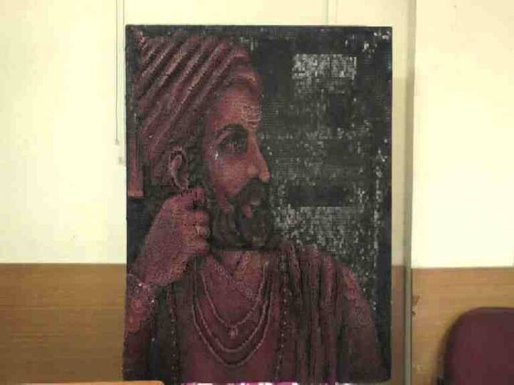 तब्बल 17 हजार स्क्रूंचा वापर करून तयार केलेली कलाकृती सध्या चर्चेचा विषय ठरली आहे. मुंबईत येत्या 12 ऑक्टोबरपासून होणाऱ्या आंतरराष्ट्रीय मुंबई-आर्ट-फेयर प्रदर्शनात तिच्या या चित्राचा समावेश होणार आहे.