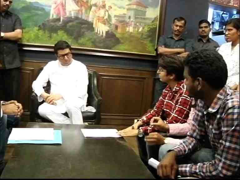 833 mpsc pass students whose selection was cancelled meets MNS chief Raj Thackeray MPSC पास होऊनही नियुक्ती रद्द, विद्यार्थी राज ठाकरेंच्या भेटीला