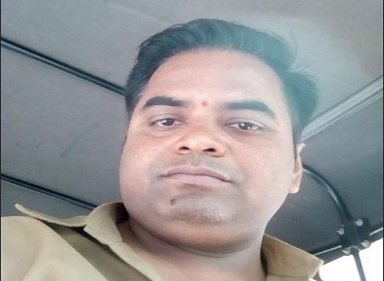 Pune : Rickshaw Driver dies while coming from wife's last rites, after illegal hoarding falls पत्नीच्या अस्थी विसर्जित करुन परतताना पुण्यात रिक्षाचालकाचाही मृत्यू