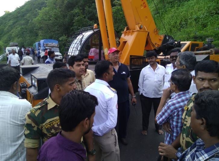 महाबळेश्वर-पोलादपूर मार्ग आठ तास बंद, अंबेनळी घाटात कोसळलेली बस काढणार