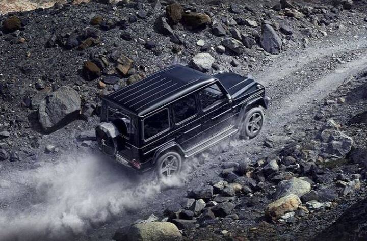 कारचं वैशिष्ट्य म्हणजे खराब रस्ते, डोंगराळ मार्गांवरही ती सहजरित्या चालवता येते.