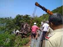 अंबेनळी घाटाच्या 800 फूट दरीत कोसळलेली बस बाहेर काढण्यात यश