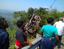 अंबेनळी घाटाच्या 800 फूट दरीत कोसळलेली बस बाहेर काढण्यात यश