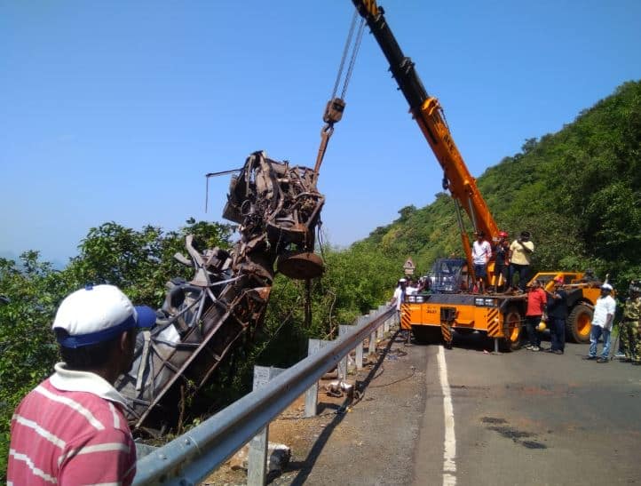 ambenali ghat bus accident, FIR Against Bus Driver आंबेनळी बस अपघात : सहा महिन्यानंतर मृत बस चालकाविरोधात गुन्हा