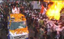राहुल गांधींच्या रोड शोमध्ये आगीचा भडका, सर्वजण सुखरुप