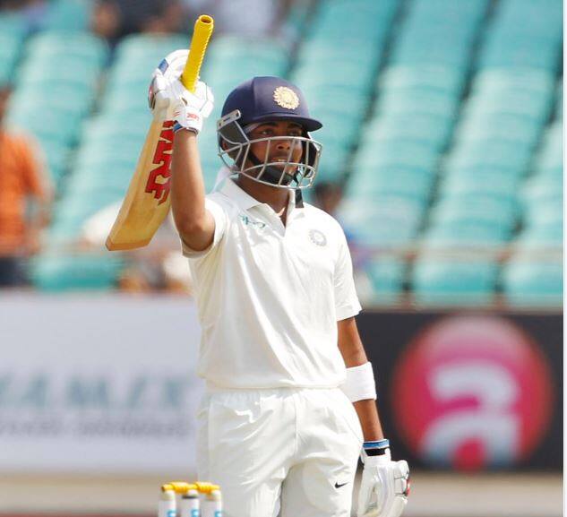 भारताचा सध्याचा स्फोटक खेळाडू रोहित शर्माचा सध्या कसोटी संघात समावेश नाही, मात्र रोहितची सुरुवातही धमाकेदार होती. रोहितने सचिनच्या शेवटच्या सामन्यात वेस्ट इंडिजविरोधात 177 धावांची खेळी केली होती. या खेळीमुळे रोहितला पहिल्याच सामन्यात सामनावीर म्हणून निवडण्यात आलं होतं.