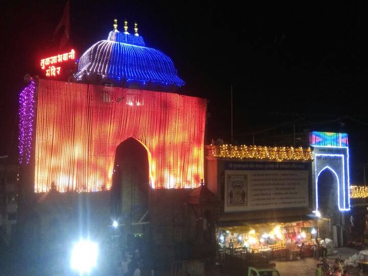 पुणे येथील संजय टोळगे व उंडाळे यांनी श्रध्देपोटी ही विद्युत रोषणाई केली आहे.  शनिवारी संघ्याकाळी फटाक्याचा अतिषबाजीत या विद्युत रोषणाईचा शुभारंभ करण्यात आला. 