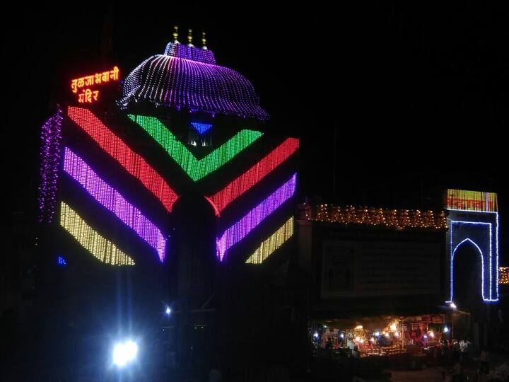 गेल्य़ा सहा वर्षापासून श्रीतुळजाभवानी मंदिरात केली जाणारी विद्युत रोषणाई भक्तांन साठी आकर्षणाचा केंद्रबिंदू बनले आहे.