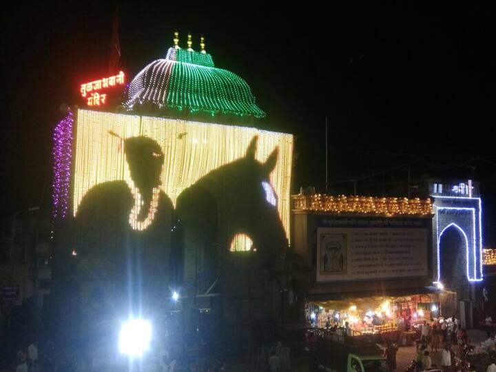 यंदा राजमाता जिजाऊ राजे शहाजी महाद्वार, गोमुख कुंड निंबाळकर दरवाजा, मुखगर्भगृह आणि भवानी शंकर तसेच होमकुंड या तिन्ही शिखरावर आणि मंदीर परिसरात आकर्षक विद्युत रोषणाई करण्यात आली आहे.