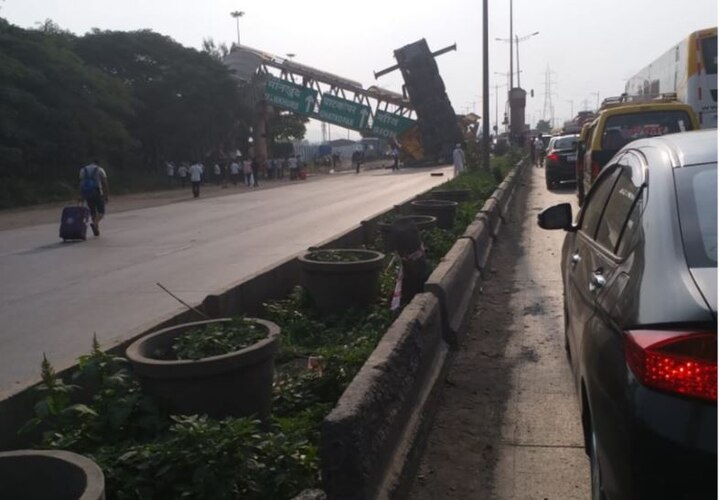 due to crane accident huge trafic near vashi bridge latest updates रस्त्यावर क्रेन उलटल्याने वाशी खाडीजवळ प्रचंड वाहतूक कोंडी