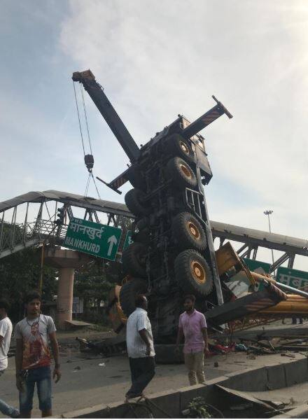 त्यामुळे संध्याकाळपासून मुंबईकडे येणारी आणि वाशीकडे जाणारी अशा दोन्ही मार्गावर प्रचंड वाहतूक कोंडी झाली आहे.