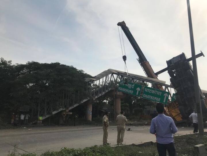 वाशी खाडीजवळ असलेला जकात नाक्यासमोर अर्धवट अवस्थेत पडलेला पादचारी पूल हटविण्याचे काम आज सकाळपासून सुरु होतं.