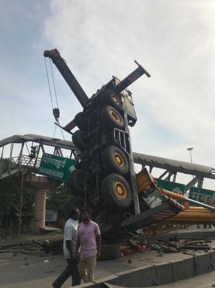 चार वाजताच्या दरम्यान या मार्गावरील वाहतूक बंद करून क्रेनच्या साहाय्याने हा पादचारी पूल हटवण्यास सुरुवात झाली, तेव्हा पुलाचं वजन जास्त झाल्यामुळे क्रेन पुलासह रस्त्यावर उलटली.