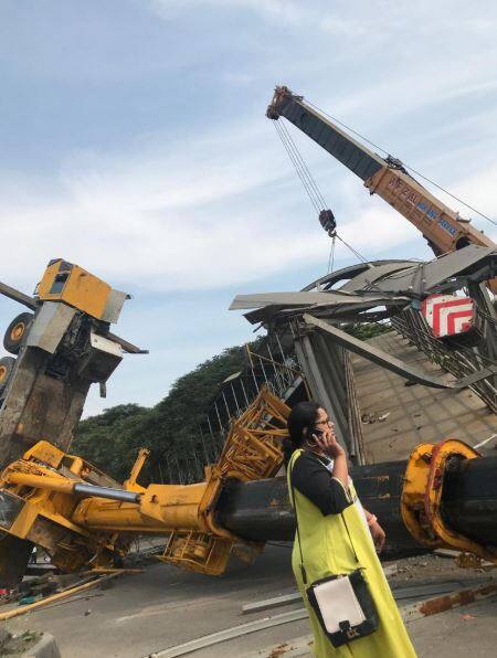 क्रेन बाजूला हटवण्यासाठी युद्ध पातळीवर प्रयत्न करण्यात आले असले तरी वीकेंडसाठी बाहेर पडलेल्या प्रवाशांना मोठा मनस्ताप सहन करावा लागला.
