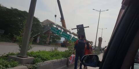 सायन-पनवेल हायवेवर प्रवास करणाऱ्यांचा वीकेंड ट्रॅफिकमध्ये सायन-पनवेल हायवेवर प्रवास करणाऱ्यांचा वीकेंड ट्रॅफिकमध्ये