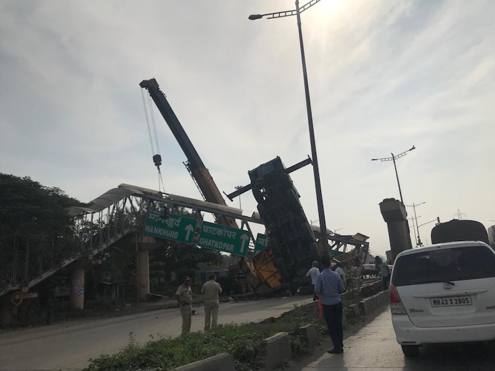 A foot-overbridge collapses at around 4pm on Sion-Panvel highway between Vashi and Mankhurd towards Mumbai yesterday,  traffic jam वाशी खाडीजवळ उलटलेली क्रेन हटवण्याचं काम अद्याप सुरुच