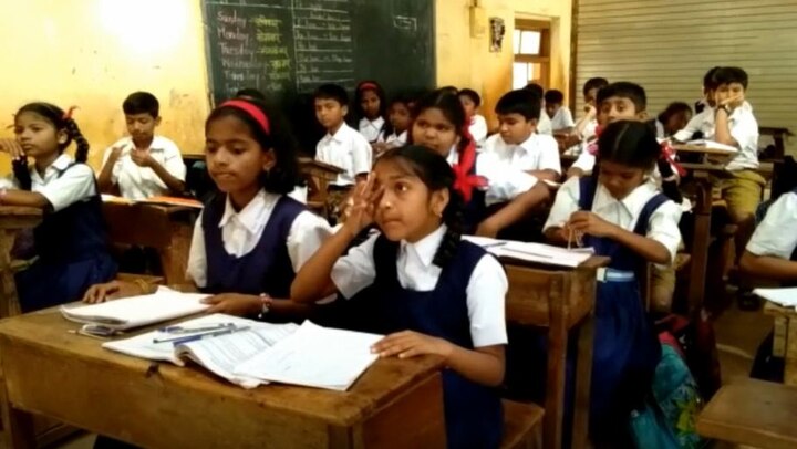 Half academic year over but many students not get textbook in Sindhudurg  शिक्षणमंत्र्यांच्या जिल्ह्यातच सर्व शिक्षा अभियानाची ऐशीतैशी