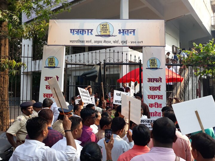 NCP protest against sanjay raut for felicitating Sanatan lawyer संजय राऊतांच्या हस्ते सनातनच्या वकिलाचा सत्कार, राष्ट्रवादीची निदर्शने