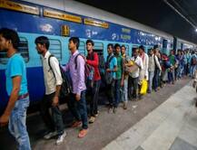 गुजरातमधून उत्तर भारतीयांचं हजारोंच्या संख्येने पलायन सुरुच, राजकारणही तापलं