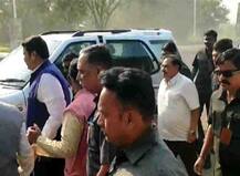 मुख्यमंत्री आणि खडसेंचा एकाच गाडीतून प्रवास