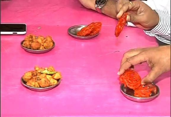 वेळात वेळ काढून दादा-ताईंचा इमरती आणि भजीवर ताव