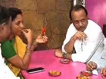 वेळात वेळ काढून दादा-ताईंचा इमरती आणि भजीवर ताव