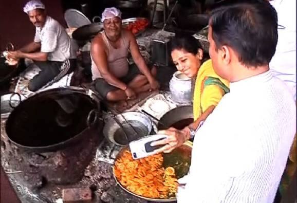 वेळात वेळ काढून दादा-ताईंचा इमरती आणि भजीवर ताव