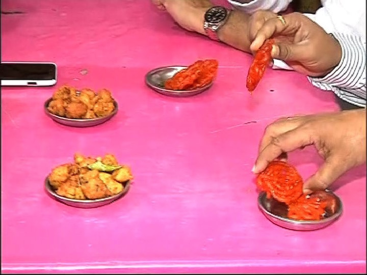 उत्तम मिठाई या दुकानातली इमारती आणि भजी प्रसिद्ध आहेत. 