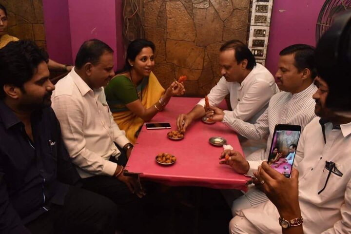  ही भजी खाण्यासाठी दोन्ही नेते उत्तम मिठाईमध्ये पोहोचले. 