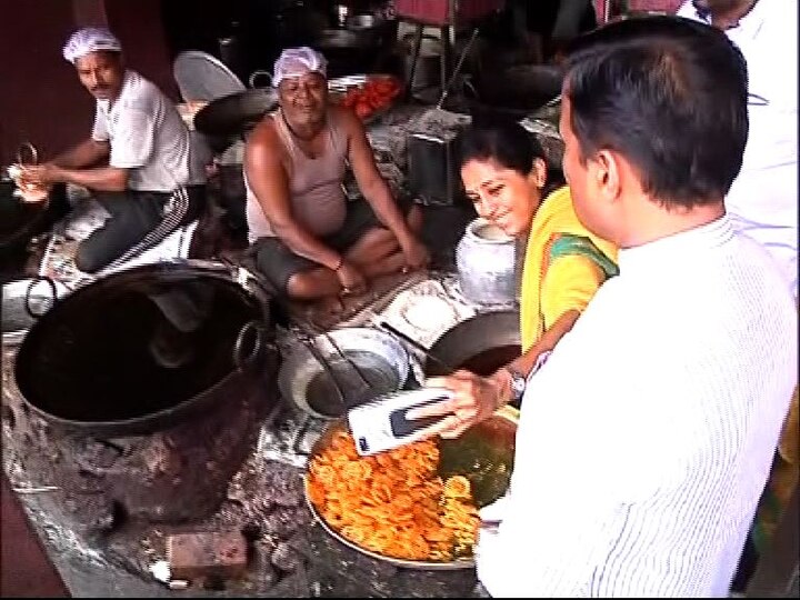 सामान्य ग्राहकांप्रमाणे खुर्ची-टेबलवर बसून त्यांनी इमरती आणि भजीचा आस्वाद घेतला. दोघांनी भजी आणि इमरती जिलेबीवर ताव मारला. इतकंच नाही तर यावेळी सेल्फी घेत त्यांनी कार्यकर्त्यांशी मनमोकळ्या गप्पाही मारल्या. यावेळी सुप्रिया सुळे म्हणाल्या, आम्ही विविध जिल्ह्यांमध्ये फिरत असताना, त्या त्या ठिकाणच्या प्रसिद्ध पदार्थांचा आस्वाद घेत असतो, शॉपिंग करत असतो. कामातून वेळ काढून त्या त्या शहराचा फेरफटका मारतो. तर अजितदादा म्हणाले, 