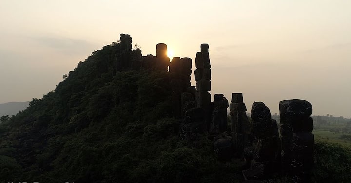 कोल्हापूरच्या पन्हाळगडापासून काही अंतरावरील बांदिवडे वेशीवरील डोंगरावर हे स्तंभ आहेत. 