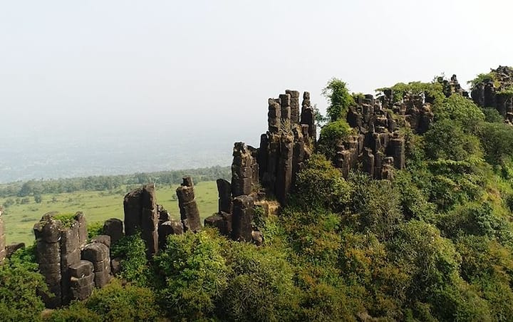 प्रत्येक दगड 1 ते 2 मिटर व्यासाचा असून स्तंभाची उंची 1 ते 2 मिटर आहे. 