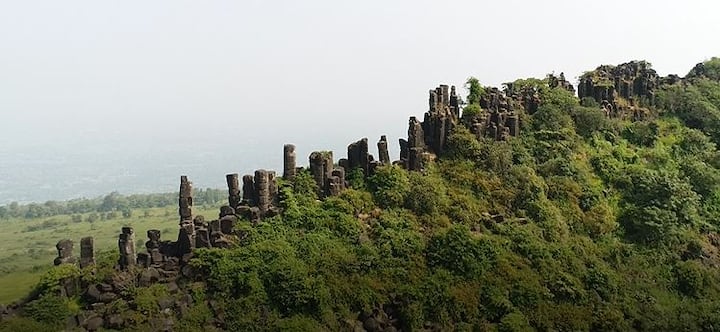 गेल्या हजारो वर्षांपासून वादळ-वाऱ्यात, पावसात या शीळा उभ्या आहेत. 