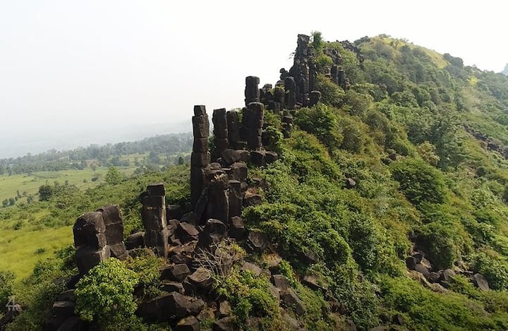 डोंगराच्या कड्यावरून एका रांगेत माणसं उतरावी असा भास हे स्तंभ निर्माण करतात. 