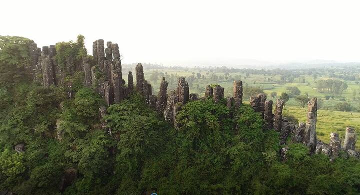 प्रत्येक स्तंभ एकमेकापासून वेगळा आहे. 