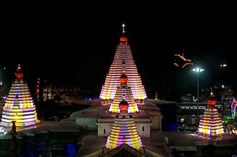 नवरात्रोत्सवानिमित्त श्री अंबाबाई मंदिर परिसरात भव्य रोषणाई नवरात्रोत्सवानिमित्त श्री अंबाबाई मंदिर परिसरात भव्य रोषणाई