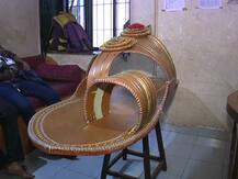 अबब...6 फुटी कोल्हापुरी चप्पल!