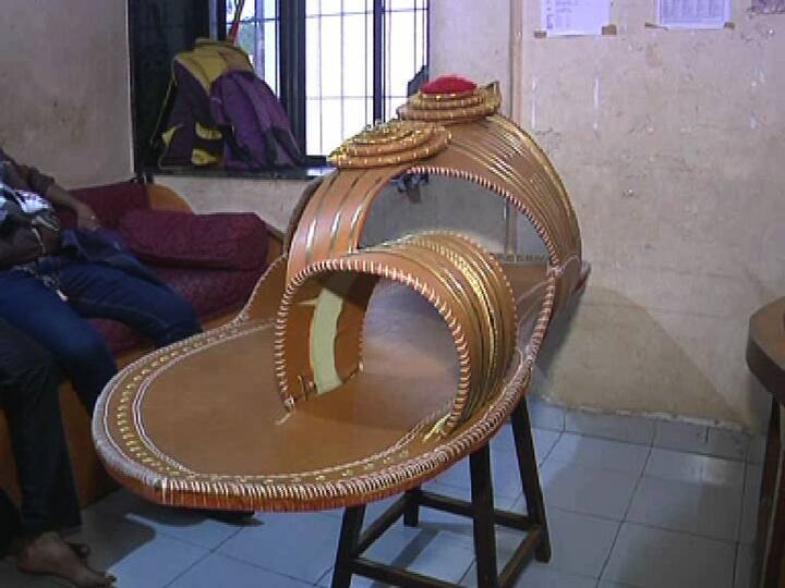 कोल्हापूरी चपलेची चर्चा जगभर असली तरी ठाण्यात बनवण्यात आलेली कोल्हापूरी चप्पल मात्र विशेष आकर्षणाचं केंद्र बनली आहे. ठाण्यातील एका कारागिराने तब्बल 6 फूटी कोल्हापूरी चप्पल स्वतःच्या हाताने तयार केली आहे. विषेश म्हणजे, ही चप्पल त्यांनी अवघ्या 15 दिवसांमध्ये तयार केली आहे.