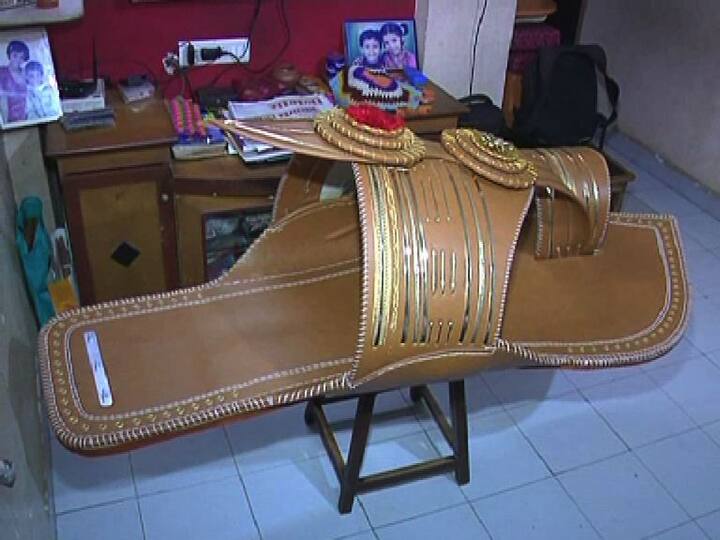 या कोल्हापुरी चपलेसाठी त्यांनी तब्बल 25 हजार रुपये खर्च केले. ही चप्पल तयार करण्यासाठी त्यांनी त्यांचा 12 वर्षांचा मुलगा आर्यन कारंडे याचीही मदत घेतल्याचे ते सांगतात.