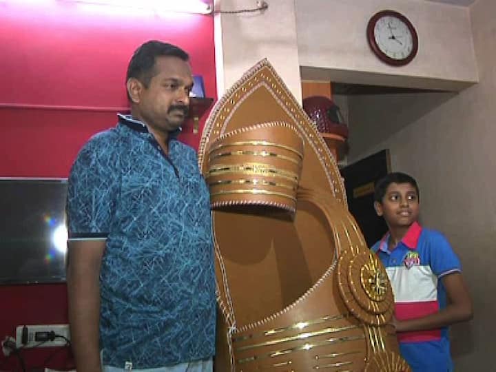 अंकुश कारंडे या अवलियाने ही कोल्हापुरी चप्पल तयार केली आहे. ही चप्पल नवरात्रीच्या प्रारंभापासूनच सर्वांना पाहायला मिळणार आहे. तसेच चपलेसोबत सेल्फी घेण्याची संधीही मिळणार आहे