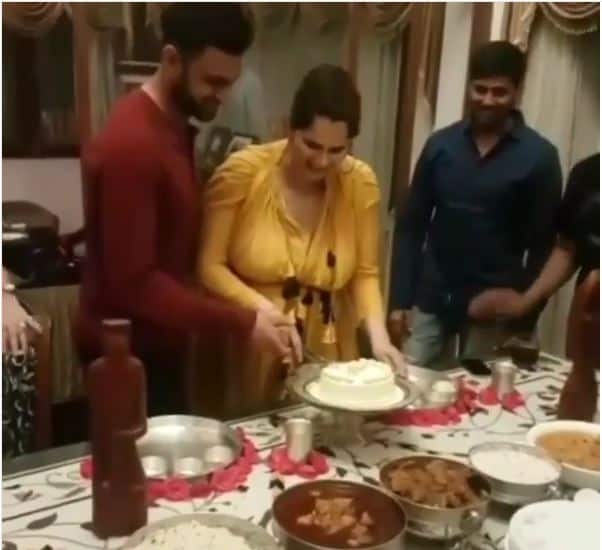  प्रेग्नन्सीच्या काळात रात्रभर जागरणं होत असल्याचं सानिया सांगते. बाळाच्या जन्मानंतर त्याची डायपर बदलण्यात पुन्हा रात्री जागावं लागेल, असंही तिला वाटतं.