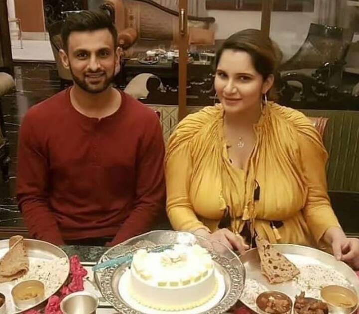 भारताची टेनिस स्टार सानिया मिर्झाचं डोहाळजेवण नुकतंच पार पडलं. सानियाच्या बेबी शॉवरचे फोटो सोशल मीडियावर व्हायरल झाले आहेत.