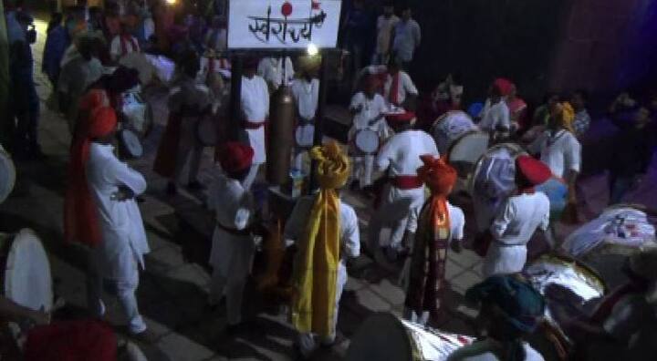 सनई चौघडा, लेझिम, ढोल ताशांच्या गजरात मशाल महोत्सवाला सुरुवात झाली. या मशालींच्या उजेडात संपूर्ण प्रतापगड लख्ख प्रकाशात उजळून निघाला. 