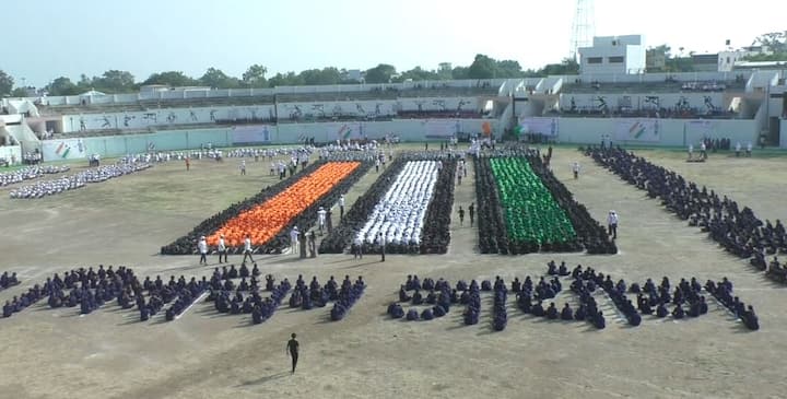 पाच हजार विद्यार्थ्यांनी एकत्र येत निवडणूक आयोगाचं बोधचिन्ह साकारलं.