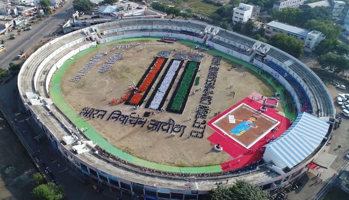 बुलडाण्यात आज भारतीय निवडणूक आयोगाचं अनोख्या स्वरुपात बोधचिन्ह साकारण्यात आलं.