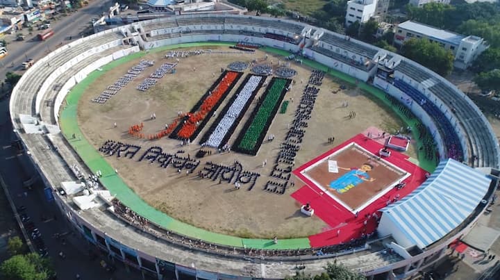 जास्तीत जास्त मतदार नोंदणी व्हावी यासाठी हा अनोखा उपक्रम हाती घेण्यात आला होता.