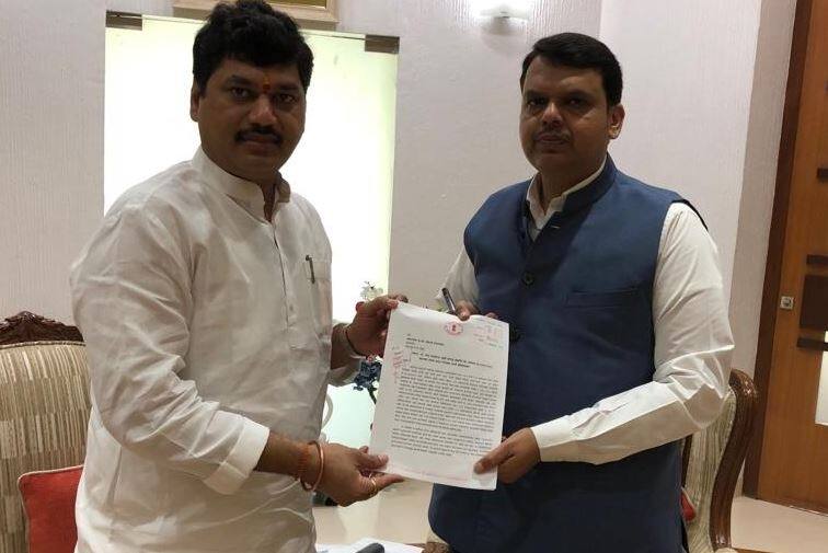 MPSC पास होऊनही नियुक्ती रद्द प्रकरण, धनंजय मुंडेंनी घेतली मुख्यमंत्र्यांची भेट opposition leader Dhananjay Mundane met CM devendra Fadnavis MPSC पास होऊनही नियुक्ती रद्द प्रकरण, धनंजय मुंडेंनी घेतली मुख्यमंत्र्यांची भेट